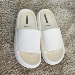 Cushionaire beach sandals